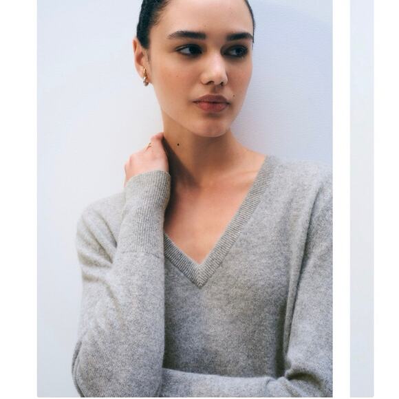 White + Warren Cashmere V Neck Sweater M Gray Side Slits Quite Luxury Minimalist - Picture 3 of 11